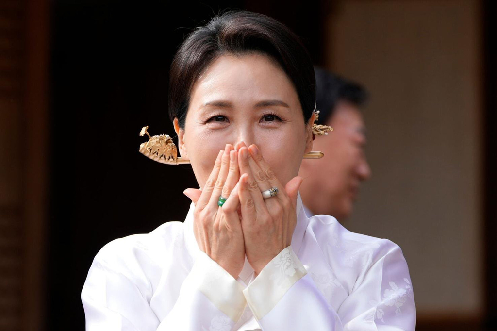 대통령 손 안닿는 곳까지… 경주APEC 물들인 김혜경 여사 '한복외교' | 인스티즈