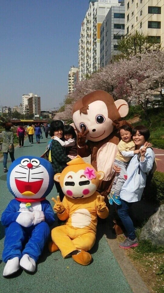 세월호 변호사였던 박주민 의원 선거를 도운 인형탈의 정체 | 인스티즈