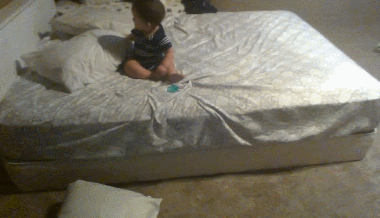 아기가 침대에서 내려오는 방법......gif | 인스티즈