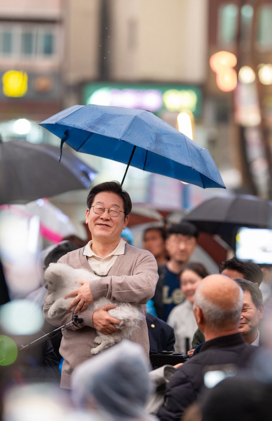 이재명 김문수로 보는 올바르게 강아지 안는 방법 | 인스티즈