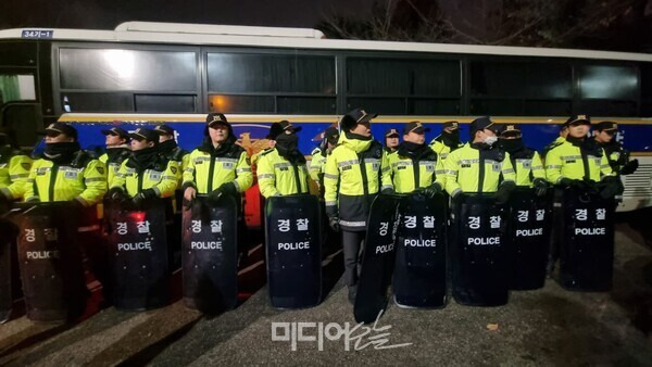 술 마시다, 집에서 양말 벗다가 국회로 뛰쳐나간 기자들 | 인스티즈