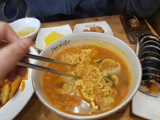 라면 먹기 딱 좋은 시간에 보는 라면 보글보글 맛 좋은 라면... gif | 인스티즈