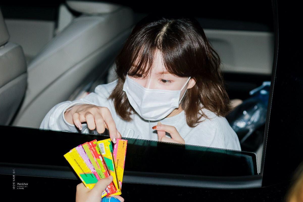 팬이 선물이라고 과자주니까 표정 못 숨기는 아이돌 | 인스티즈