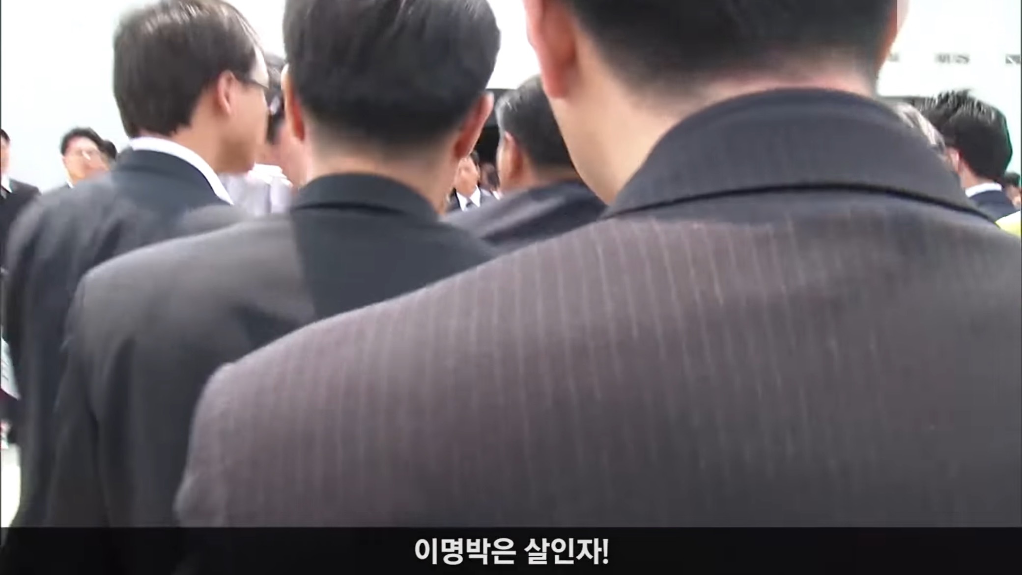 故노무현 대통령 영결식에서 분향하는 이명박.jpgif | 인스티즈