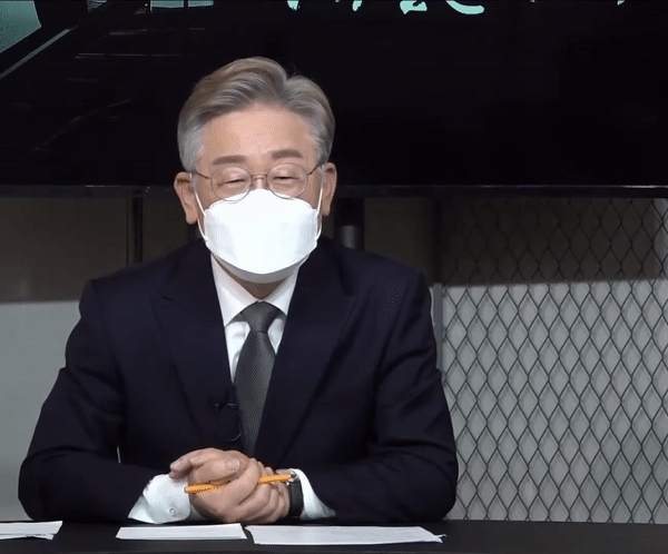 이재명의 굽은 왼팔 | 인스티즈