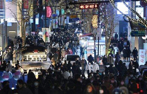 번화가나 만원 지하철 역에서 사람들이 무심결에 하는데 파장 큰 행동.JPG | 인스티즈