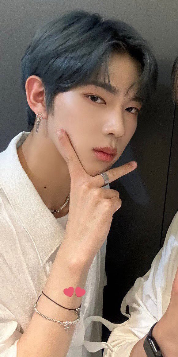 데뷔 초 위안부 후원 팔찌 차고 다닌 남돌 | 인스티즈