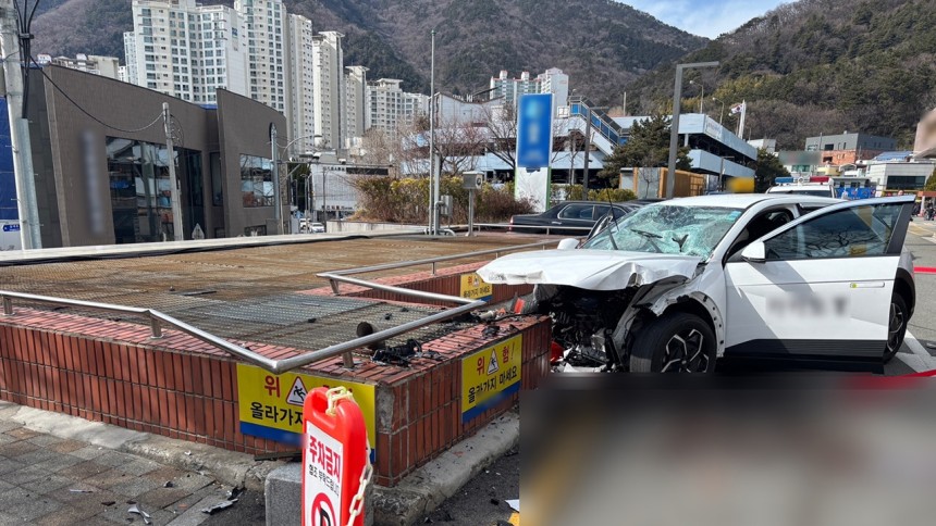 부산 대학병원서 택시가 승용차 들이받아…5명 사상 | 인스티즈