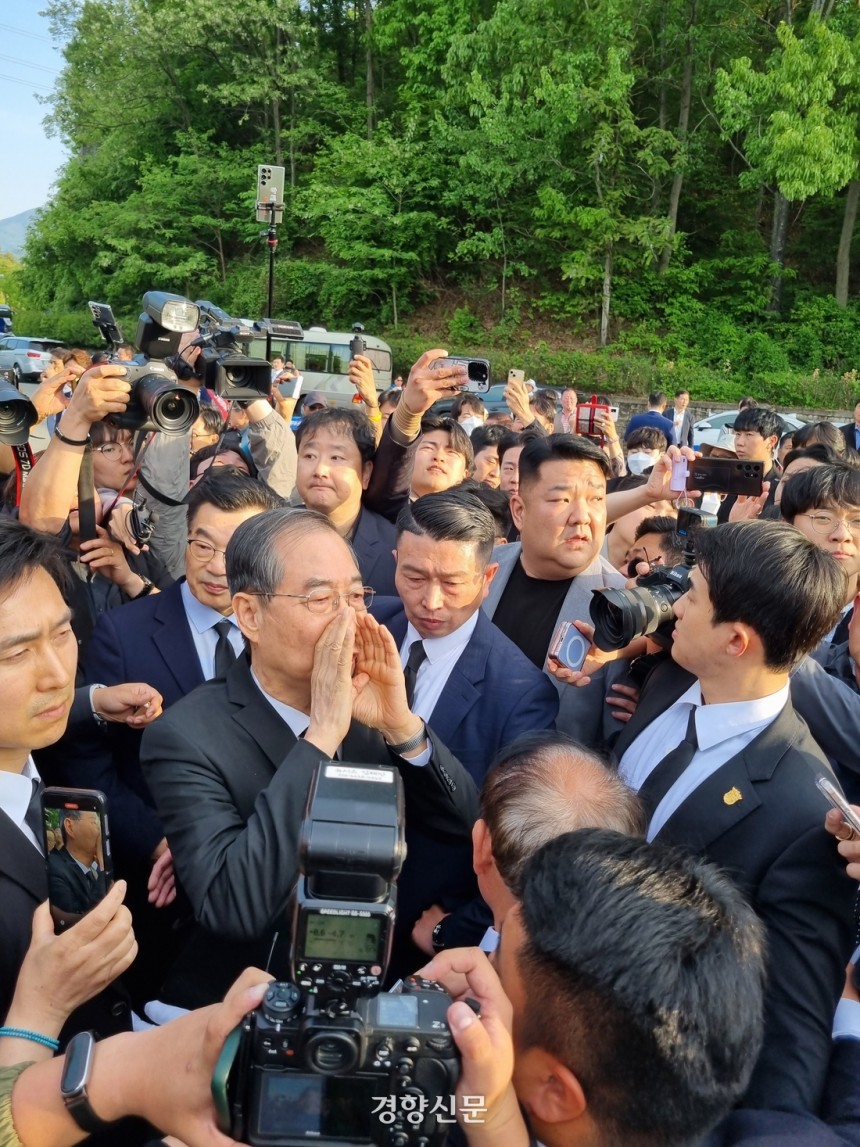 내란범 주제에 518 묘역 간다고 깝쳤다가 쫓겨난 한덕수 | 인스티즈