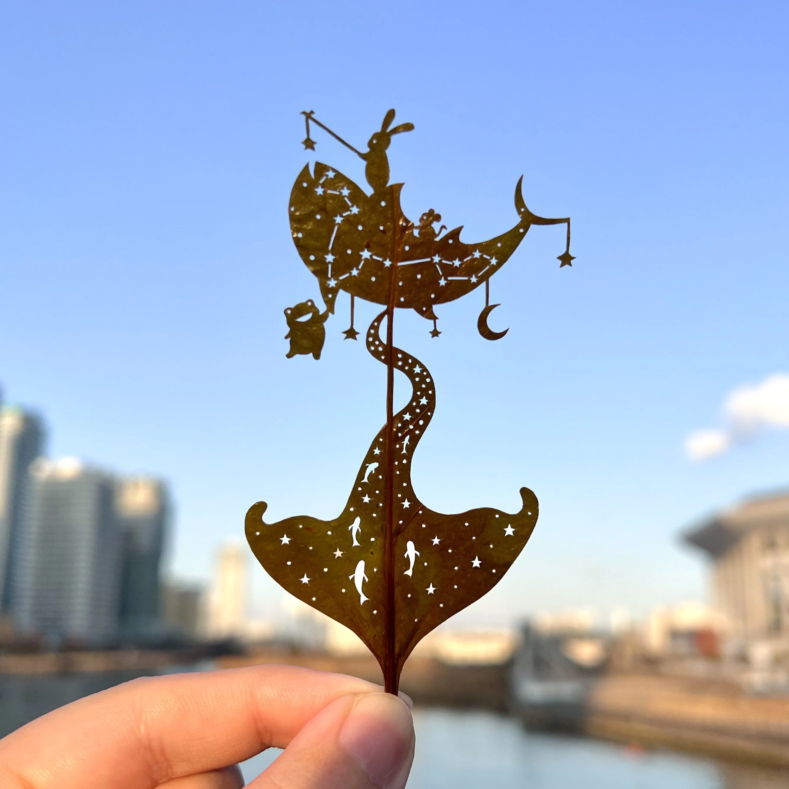 ADHD를 가진 작가가 만든 나뭇잎 아트 작품 | 인스티즈