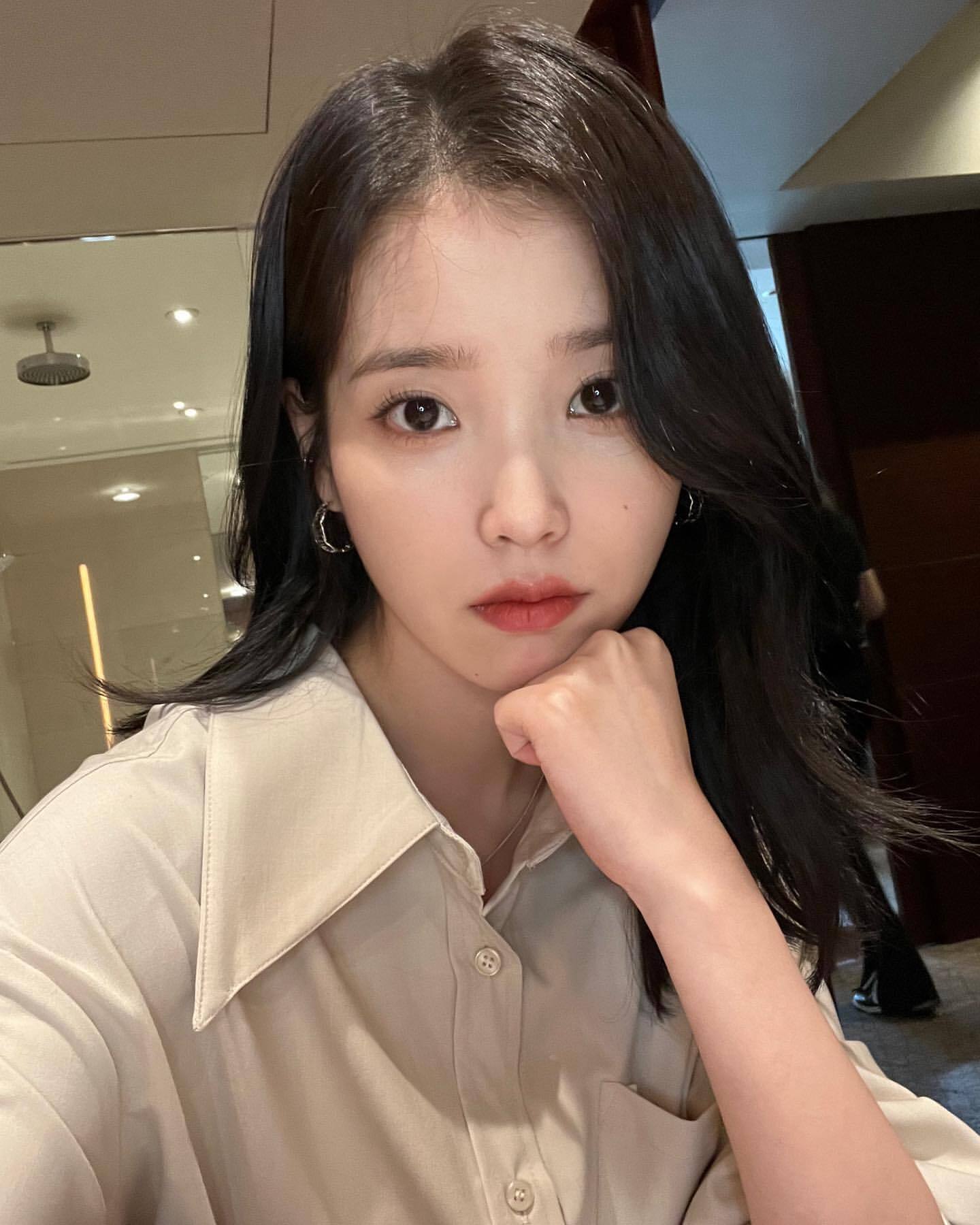아이유가 아이폰 후면카메라로 셀카 찍는 과정.gif | 인스티즈