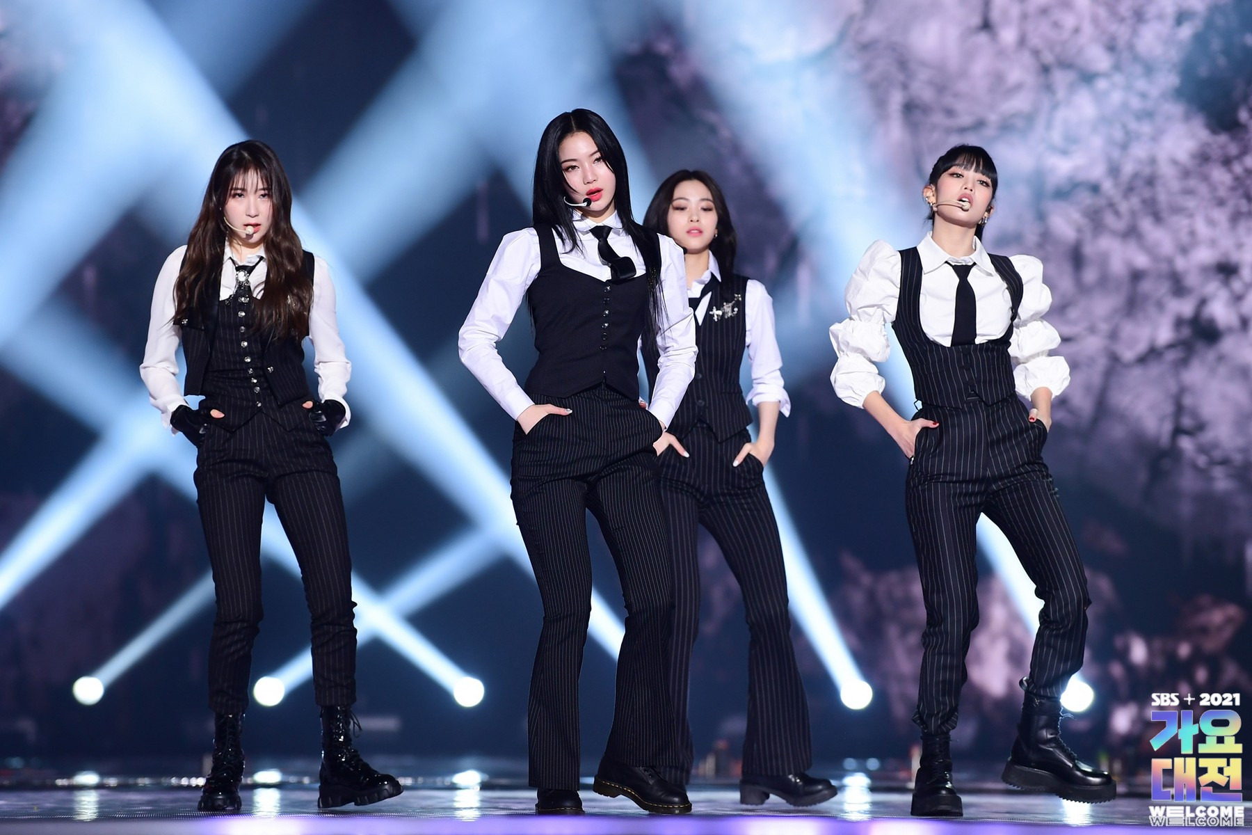 수트 컨셉을 한 여돌들이 대차게 망했다는 트윗에 달린 인용들 | 인스티즈