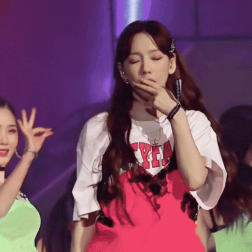 콘서트에서 한번할때마다 들 미쳐날뛰게 한다는 태연 무대제스처.jpgif | 인스티즈