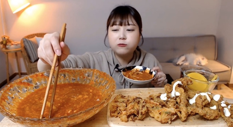 흔한 먹방 유튜버의 댕댕이 jpg | 인스티즈