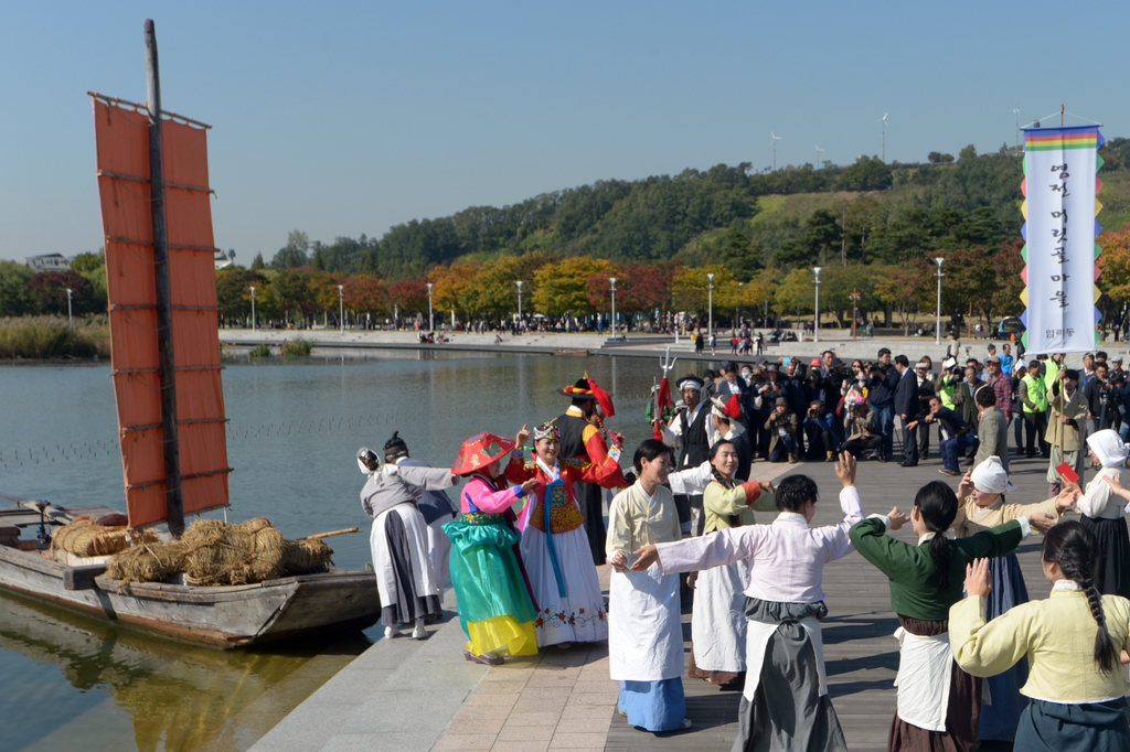 "나이 먹어서 그런가 무근본 지역 축제가 점점 흥미롭게 느껴짐" | 인스티즈