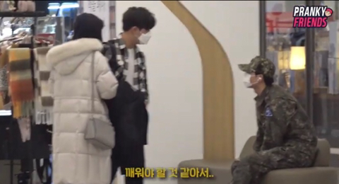 (감동 실험) 군인이 어깨에 기대 잠든다면? +댓글 | 인스티즈