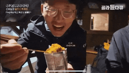 식전기도를 깜박하고 식사 시작한 신부님.gif | 인스티즈