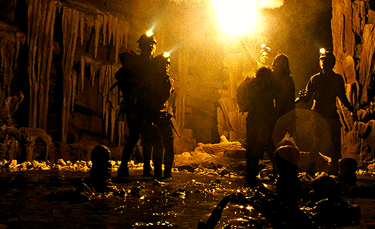 친구들이랑 동굴 탐험갔다가 이상한 동굴에 빠졌는데 갑자기 친구들이 하나 둘씩 죽어가..gif | 인스티즈