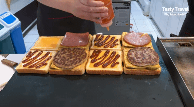 이삭토스트 만드는중.gif | 인스티즈