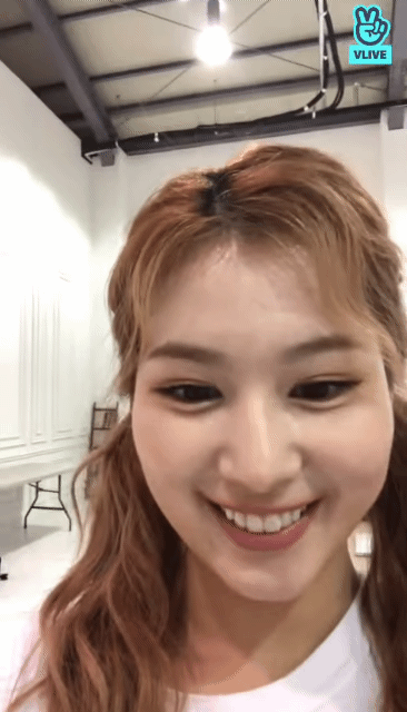 브이앱인지 모르고 웃긴 표정짓는 지효 | 인스티즈