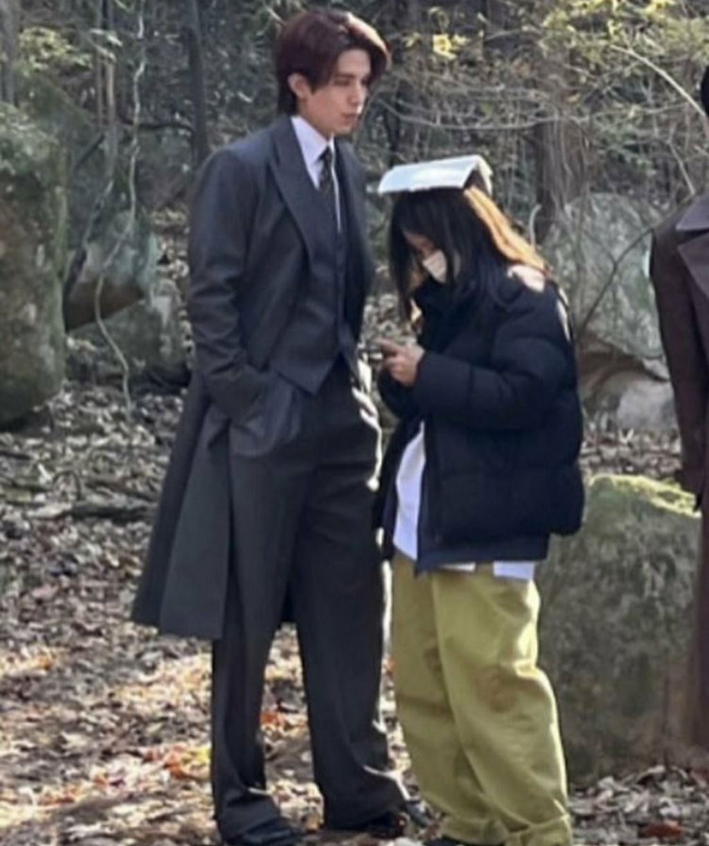 스탭 머리위에 대본 올려놓은 연예인 | 인스티즈