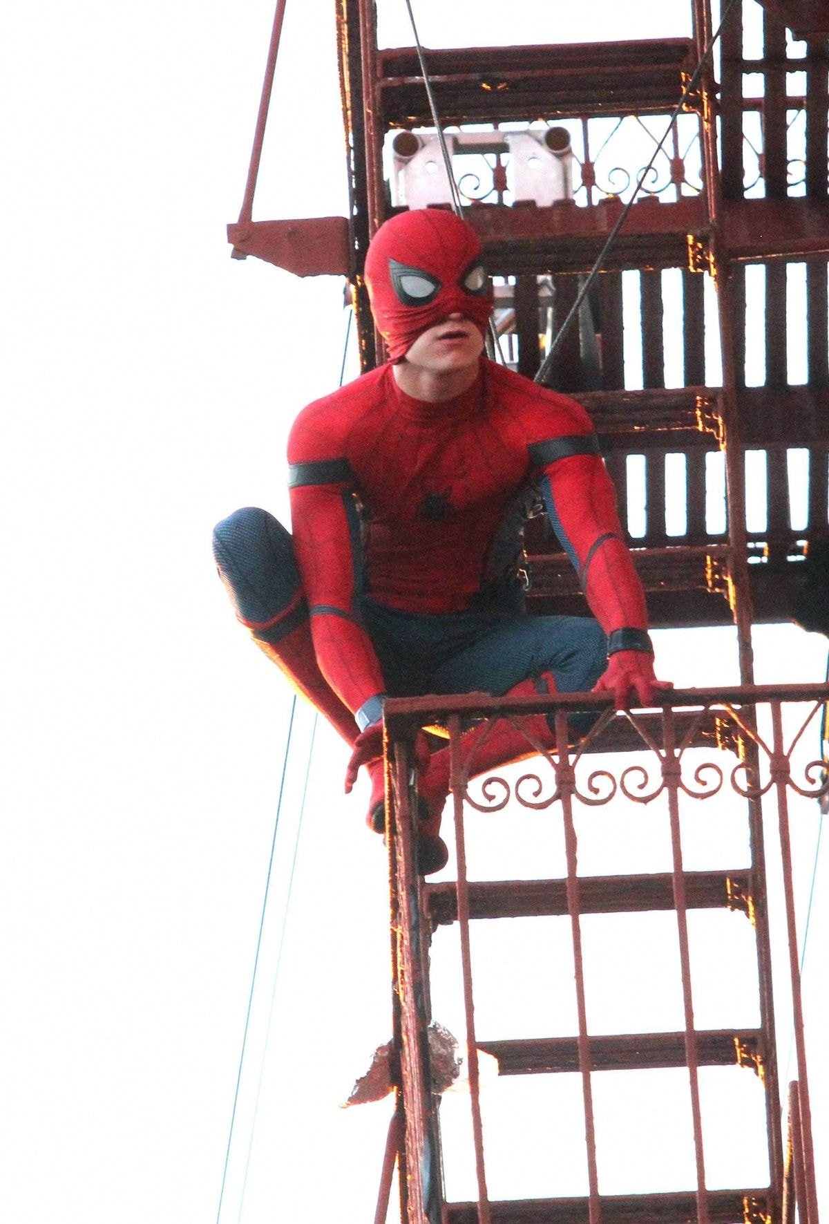 남자배우들이 꽉 끼는 타이즈를 입을때 중요부위를 가리는 방법.jpg | 인스티즈