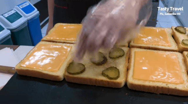 이삭토스트 만드는중.gif | 인스티즈