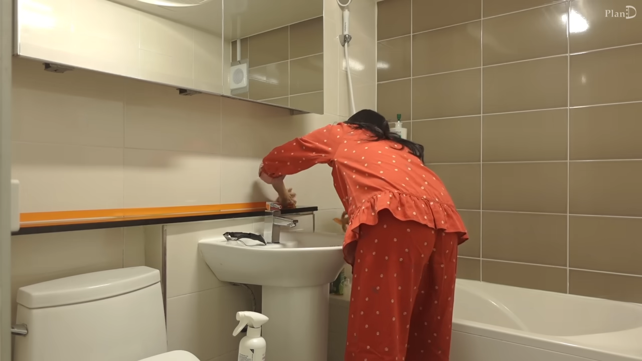 야무지다는 반응 많은 어떤 브이로거의 화장실 셀프 보수 (스압주의) | 인스티즈