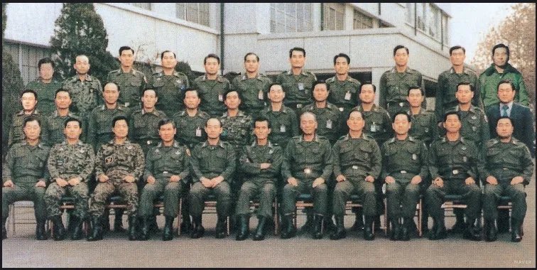 나 이 사진 배경이 현 국현미 정문인거 며칠 전에 앎 | 인스티즈