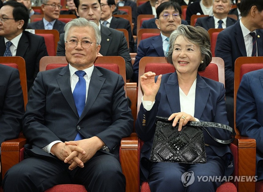 오늘자 문재인 전대통령과 김정숙 여사 님 | 인스티즈