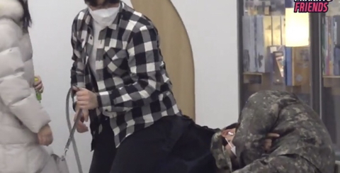 (감동 실험) 군인이 어깨에 기대 잠든다면? +댓글 | 인스티즈