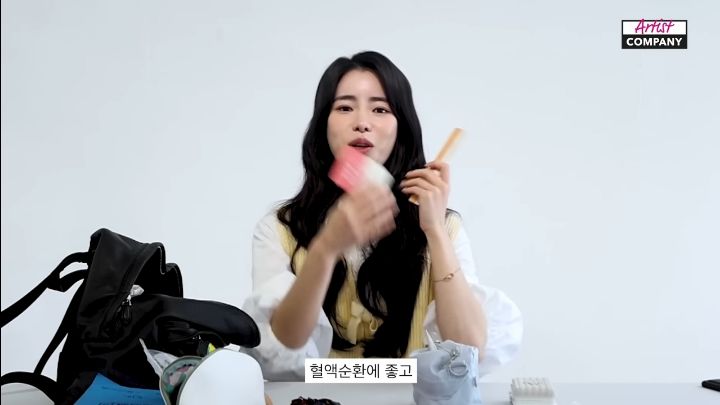 배우 임지연 왓츠인마이백: 진짜 가방 끝없는 영양제와 헬창템들 | 인스티즈