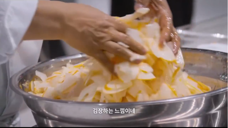 후덕죽선생님 6.25도 겪으신 연세라고..? 근데 임성근덜할아버지가 후선생님 칼 뺏어쓰고 참외김치하게햇다고 이겋도정말웃김 | 인스티즈