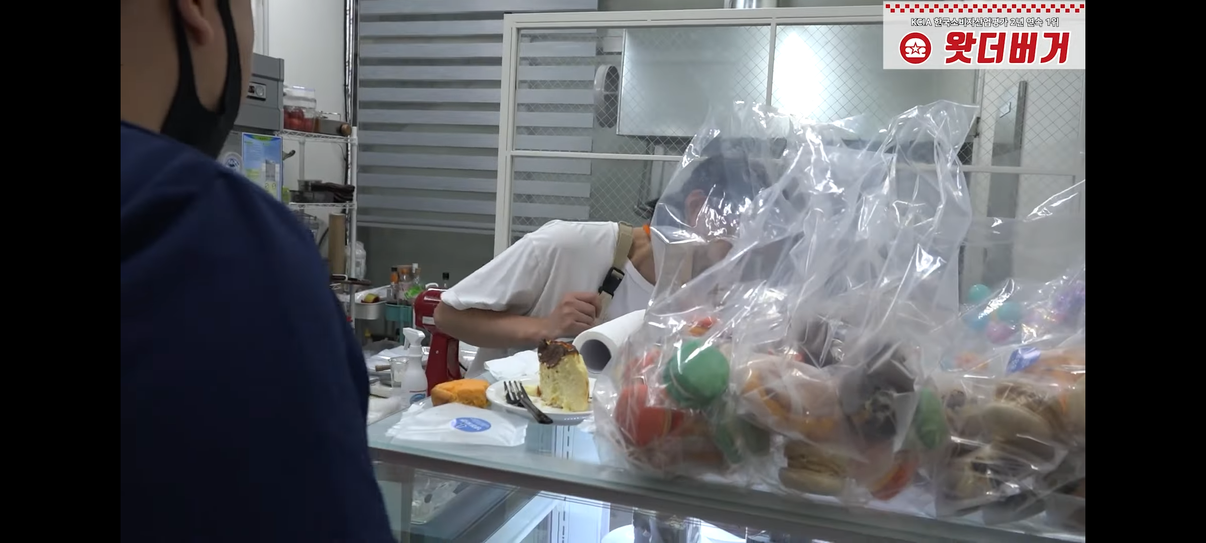 결혼한지 4개월 만에 이혼 후 가게에서 먹고 자며 애기랑 생활하는 모녀 | 인스티즈