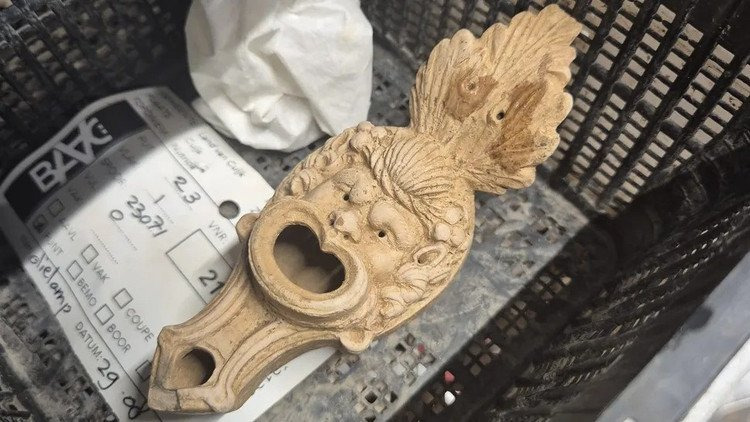 네덜란드에서 1900년전 만든 얼굴형태의 램프가 발견됨 | 인스티즈