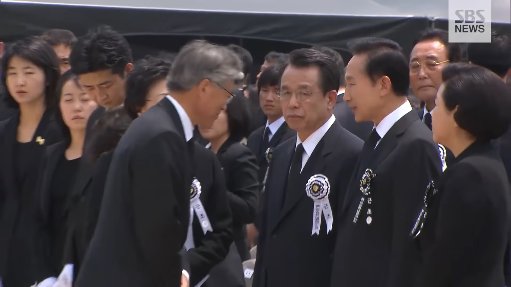 故노무현 대통령 영결식에서 분향하는 이명박.jpgif | 인스티즈