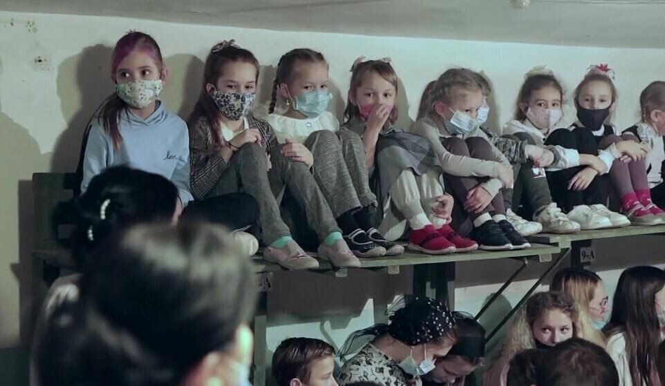 벙커로 대피한 우크라이나 어린이들 | 인스티즈