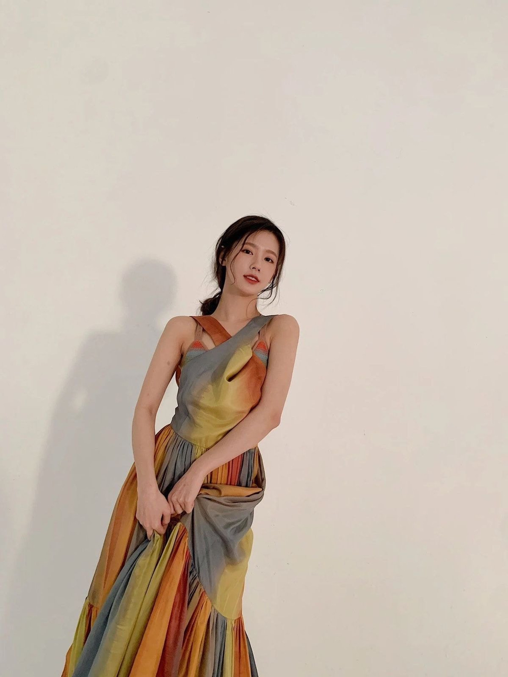 똑같은 디올 드레스를 입은 배우와 아이돌 | 인스티즈