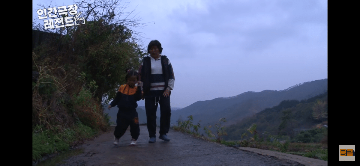 막내동생 업어주다가 할머니한테 혼나는 오빠 | 인스티즈