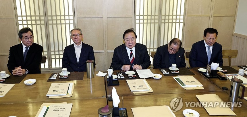 오늘자 나라가 너무 걱정된다며 모인 10여명의 사람들 | 인스티즈