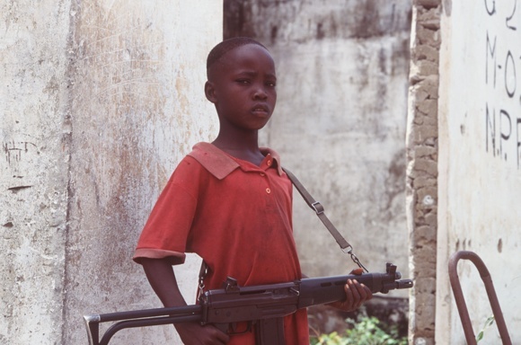 아이에게 인형을 쥐어주면 아이가 되지만 총을 쥐어주면 테러리스트가 된다는걸 보여준 장면 | 인스티즈