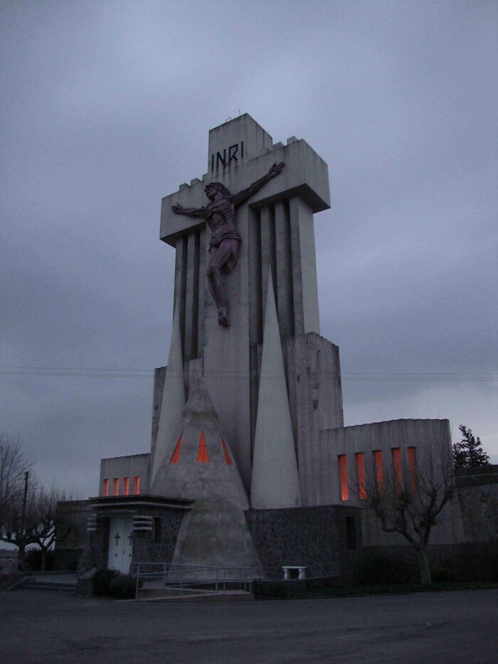 빌런이 살 것 같은 사악해보이는 건물 사진들.jpg | 인스티즈