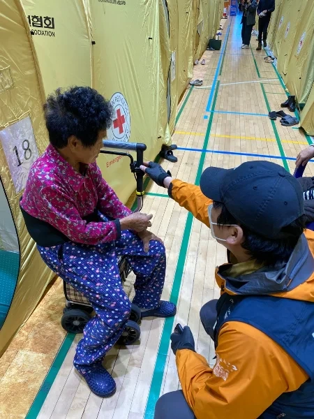 산불에 8일 못 씻은 할머니들, '목욕탕' 모셔갔더니… | 인스티즈