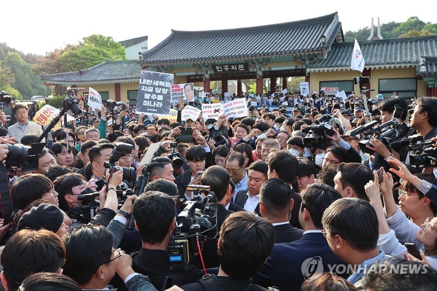 내란범 주제에 518 묘역 간다고 깝쳤다가 쫓겨난 한덕수 | 인스티즈