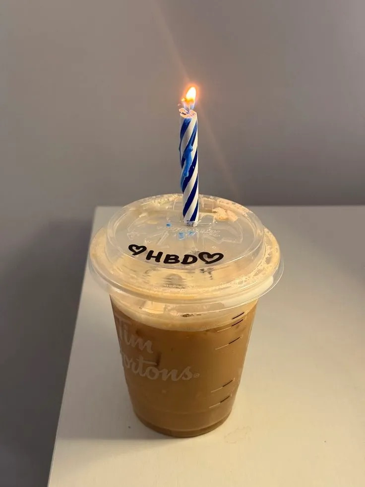 해외에서 유행한다는 음료에 초 꽂기.jpg | 인스티즈