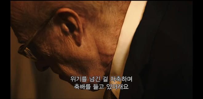 우산을 놓고 가서 돌아가보니 입양기관 관계자들이 샴페인 파티를 하고 있었다 | 인스티즈