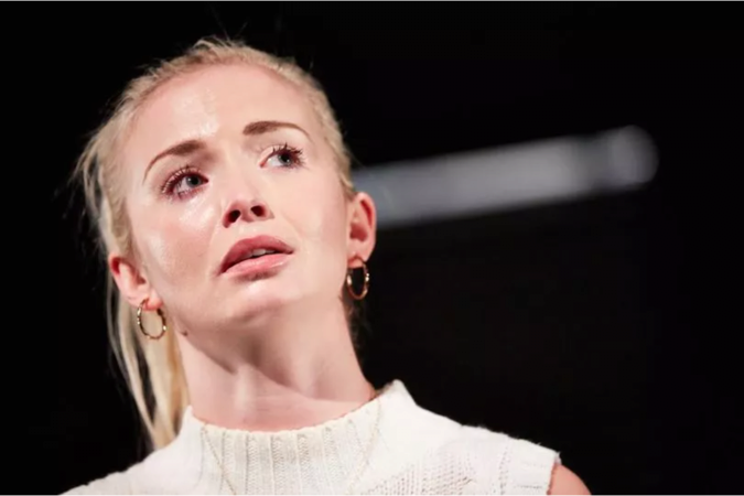 엘리자베스 여왕 장례식 논란으로 역주행을 하게 된 1인극 | 인스티즈