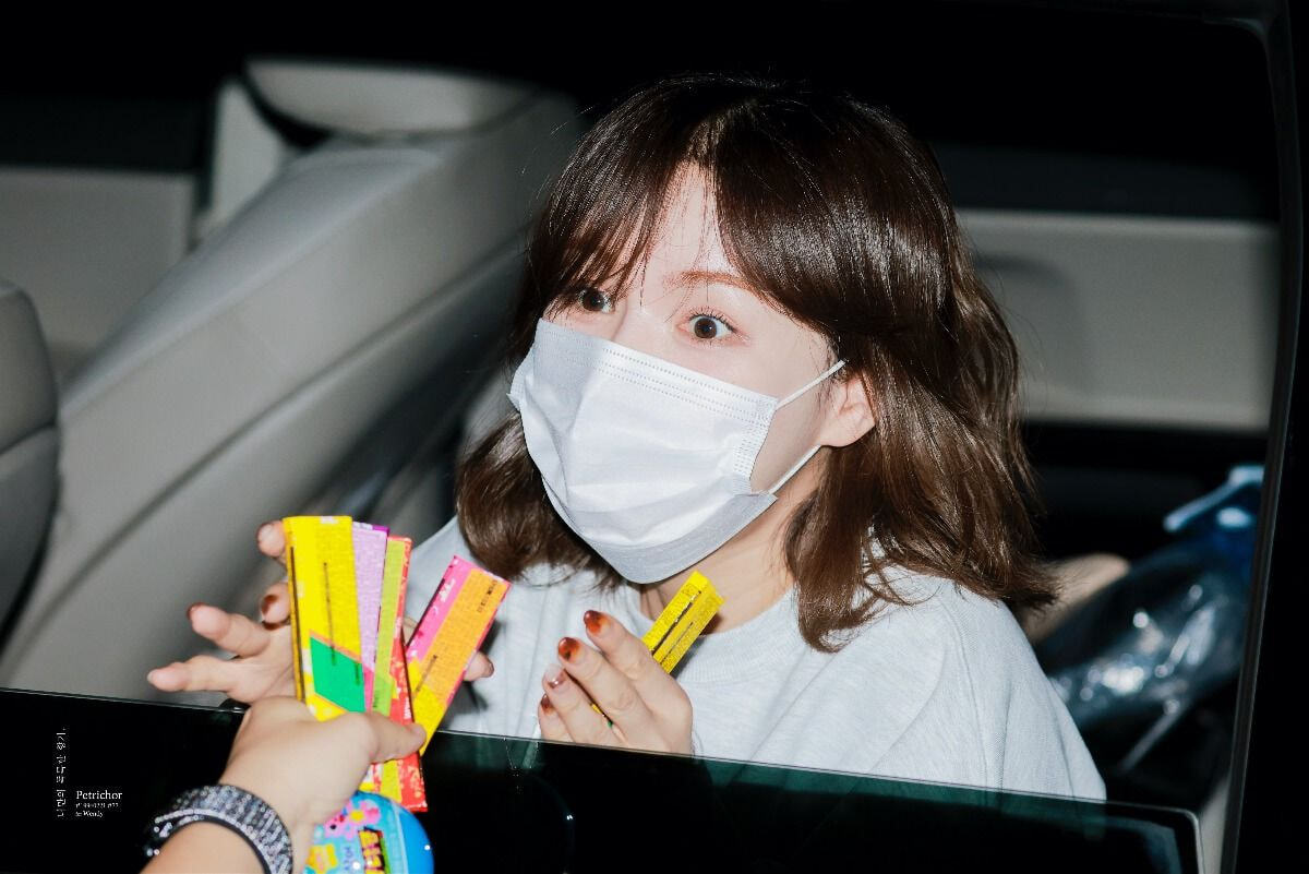 팬이 선물이라고 과자주니까 표정 못 숨기는 아이돌 | 인스티즈