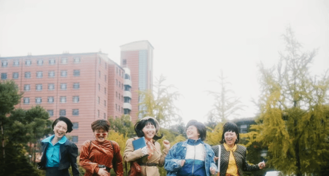 분장이 아니라 88년도 쯤에서 꺼내온 것 같은 김신영.gif | 인스티즈