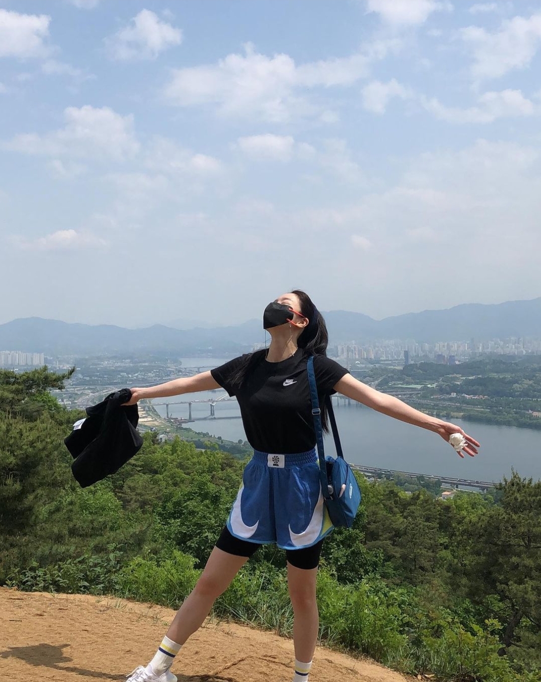 막걸리 먹으려고 등산하는 한선화.........jpg | 인스티즈